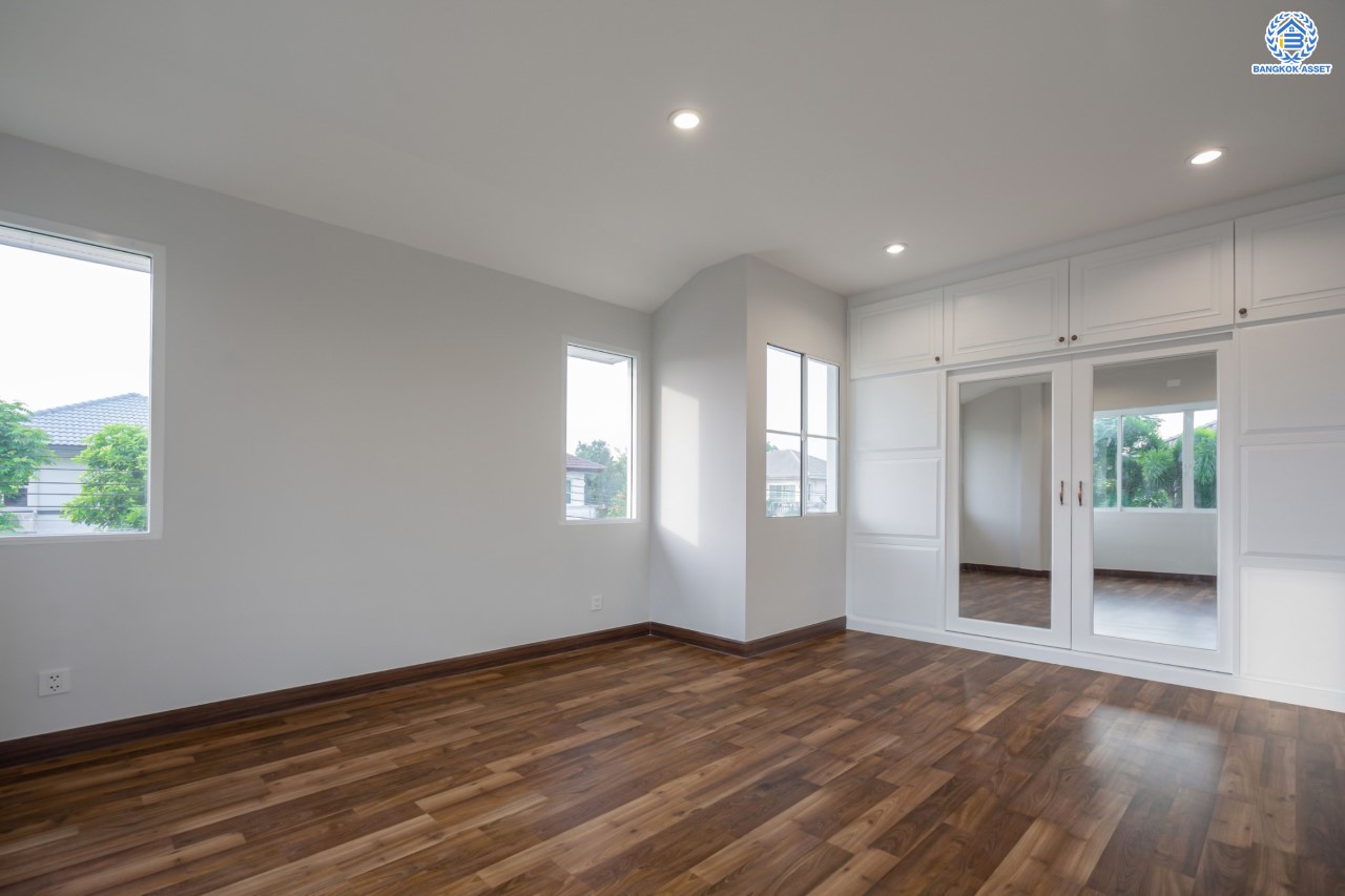 บ้านมือสองตกแต่งใหม่ ม.มัณฑนา นครอินทร์-พระราม5 หลังมุม เนื้อที่กว่า 57 ตร.ว. ฟังก์ชันจัดเต็ม 3 ห้องนอน 2 ห้องน้ำ จอดรถได้ 1 คัน พร้อม Living Room รองรับทุกความสุข ทำเลเดินทางสะดวก ใกล้ทางด่วน "ศรีรัช" และรถไฟฟ้า "สถานีบางรักใหญ่"